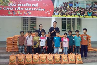 Dự án góp gạo nuôi bé vùng cao Tây Nguyên “Mang tình thương sưởi ấm bữa ăn cho các em” của CLB hiến máu vùng Tây Nguyên tại Trường TH Trần Phú.