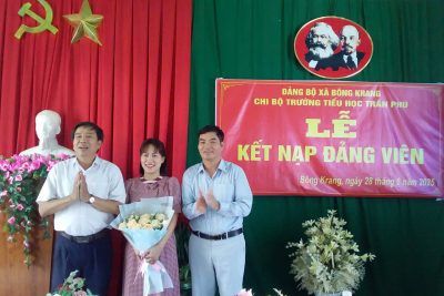 CHI BỘ TRƯỜNG TH TRẦN PHÚ TỔ CHỨC LỄ KẾT NẠP ĐẢNG VIÊN.